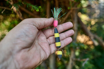 Mandula przynęta spinningowa na ryby drapieżne w ręce wędkarza © Zbigniew