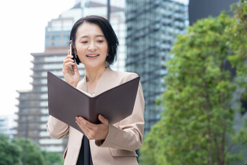 オフィス街で働くミドルのビジネスウーマン