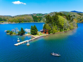 野尻湖に浮かぶ琵琶島と宇賀神社｜春の信濃町・湖と神社の風景