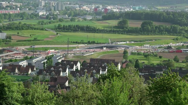 Hohes Verkehrsaufkommen auf der Autobahn Nordumfahrung A1 E60 in der Gemeinde Z&uuml;rich Weiningen kurz vor dem Gubrist