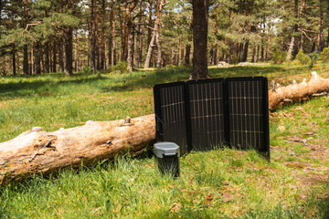 Batería portátil con placas solares en la naturaleza