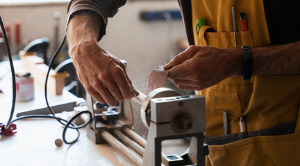 Carpintero usando torno con lija de madera