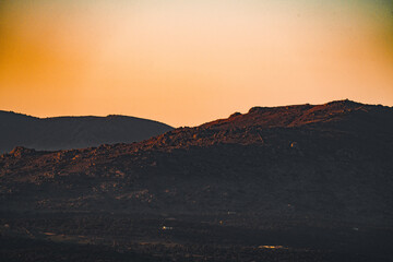 montaña al atardecer