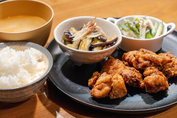 唐揚げと副菜のボリューム定食