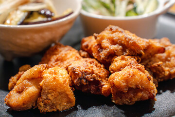 唐揚げと副菜のボリューム定食