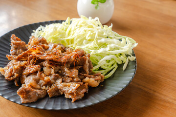 牛肉の甘辛炒めと千切りキャベツ