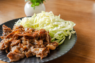 牛肉の甘辛炒めと千切りキャベツ