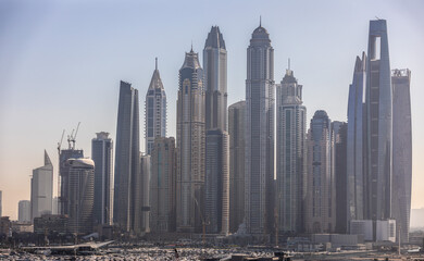 Hochhäuser im Hafen von Dubai im Sonnenaufgang