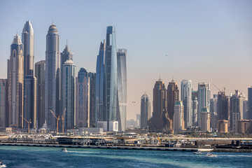 Hochh&auml;user im Hafen von Dubai im Sonnenaufgang