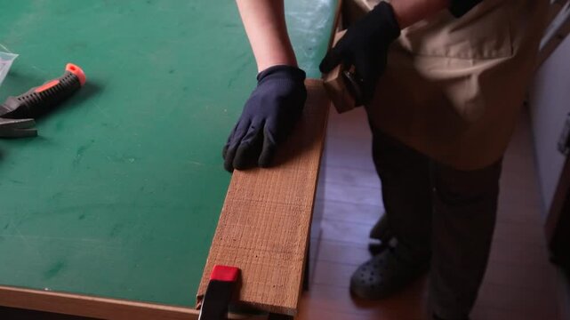 鉋で材木を削る女性