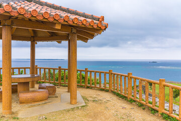 自然が美しい日本の沖縄の知念岬の風景