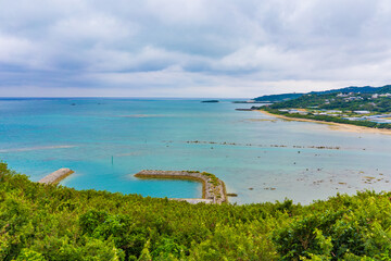 自然が美しい日本の沖縄の知念岬の風景