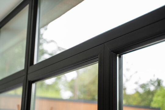 High-efficiency window corner with glossy insulated spacer strip and textured frame