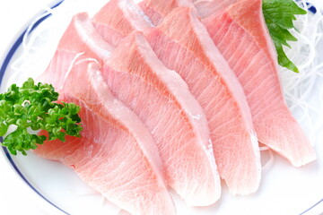 よく脂がのったブリの刺身
