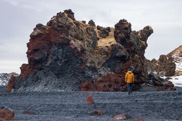 View of black sand djupalonssandur beach in snæfellsnes peninsula (Iceland)