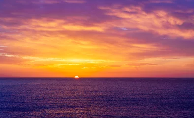 Papier peint photo intissé beautiful sunrise or sunset seascape with amazing calm sea water with waves and colorful amazing cloudy morning sky on background