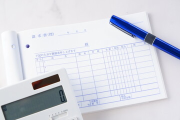 取引先に宛てた請求書を作成しているビジネスシーンのイメージ
