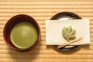 日本の抹茶と和菓子を畳の上で