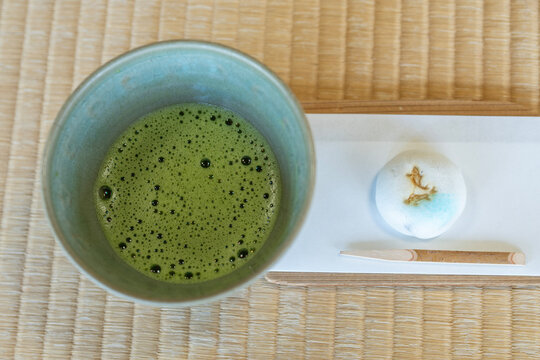 日本の抹茶と和菓子を畳の上で