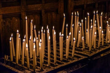 Brennende Opferkerzen in einer Kirche