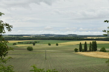 Ciel gris contrastant avec la verdure du paysage rural près du bourg de Champagne au Périgord Vert  © Photocolorsteph