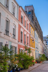 La rue Crémieux avec ses maisons colorées dans la ville de Paris en France