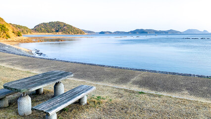 魚見崎海岸の穏やかな海と島々