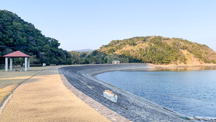 魚見崎海岸の穏やかな海と島々
