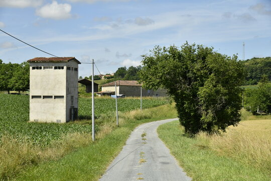Route de campagne pr&egrave;s d'une ancienne cabine HT de UDF convertie en grange pr&egrave;s du bourg de Champagne au P&eacute;rigord Vert 