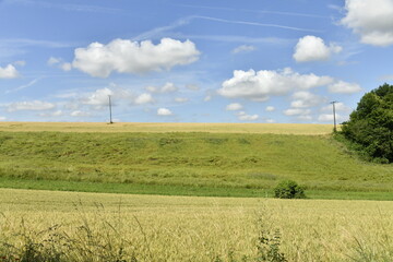 Cumulus de beau temps au dessus des champs et prairies près du bourg de Vendoire au Périgord Vert  © Photocolorsteph