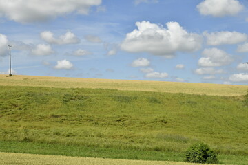 Cumulus de beau temps au dessus des champs et prairies près du bourg de Vendoire au Périgord Vert 