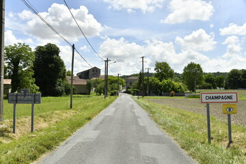 Route de campagne sous des cumulus blancs près du bourg de Champagne au Périgord Vert  © Photocolorsteph
