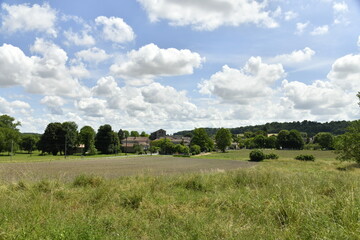 Fototapeta premium Cumulus de beau temps au dessus des champs près du bourg de Champagne au Périgord Vert 
