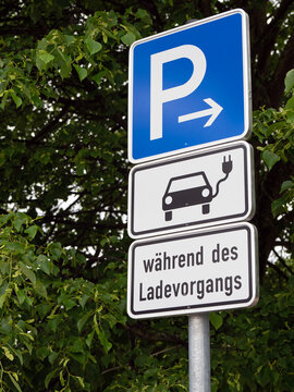 Verkehrsschild - Parkplatzschild mit Zusatzzeichen f&uuml;r Elektroautos - Parkplatz mit Lades&auml;ule f&uuml;r Elektrofahrzeuge