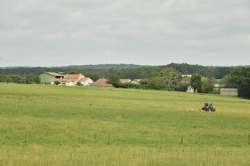Vastes champs d'agriculture sous un ciel gris près de Villebois-Lavalette en Charente 