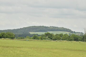 Ciel gris au dessus des bois et prairies pr&egrave;s du bourg de Champagne au P&eacute;rigord Vert 