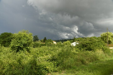 Ciel d'orage avec effet lumineux au dessus d'un paysage rural près du bourg de Champagne au Périgord Vert  © Photocolorsteph