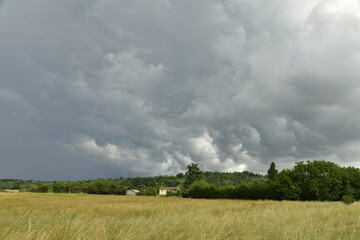 Ciel d'orage avec effet lumineux au dessus d'un paysage rural près du bourg de Champagne au Périgord Vert  © Photocolorsteph