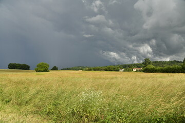 Ciel d'orage avec effet lumineux au dessus d'un paysage rural près du bourg de Champagne au Périgord Vert  © Photocolorsteph