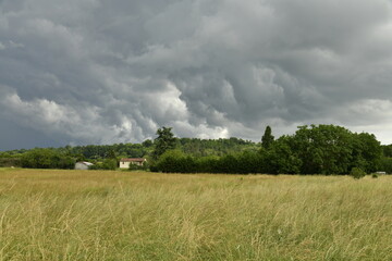 Ciel d'orage avec effet lumineux au dessus d'un paysage rural près du bourg de Champagne au Périgord Vert  © Photocolorsteph