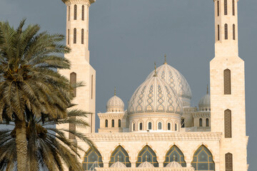 Obraz premium Jamea Alrahman Alraheem is a serene mosque known for its elegant design and peaceful atmosphere, ideal for prayer and reflection.