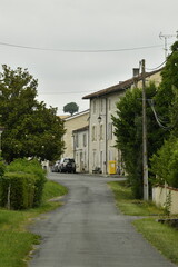 Route de campagne le long de la végétation luxuriante vers le bourg de Champagne au Périgord Vert  © Photocolorsteph