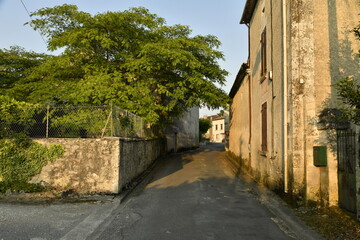 Ruelle typique entre les vieux murs sous la lumière du coucher de soleil au bourg de Champagne au Périgord Vert  © Photocolorsteph