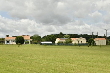 Ciel gris au dessus d'un lotissement en pleine campagne au bourg de Champagne au Périgord Vert  © Photocolorsteph