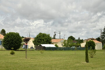 Ciel gris au dessus d'un lotissement en pleine campagne au bourg de Champagne au Périgord Vert  © Photocolorsteph