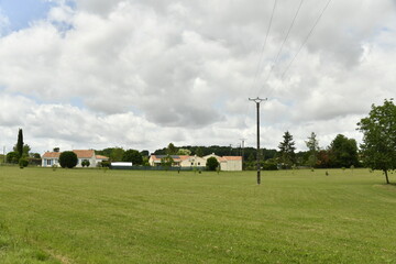 Ciel gris au dessus d'un lotissement en pleine campagne au bourg de Champagne au Périgord Vert 