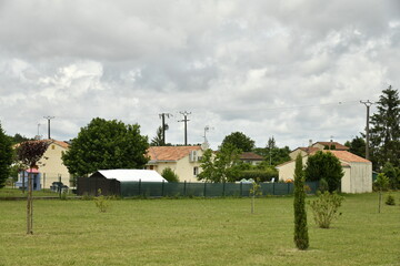 Ciel gris au dessus d'un lotissement en pleine campagne au bourg de Champagne au Périgord Vert  © Photocolorsteph