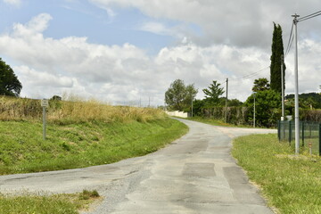 Route de campagne sous un ciel mitigé près du bourg de Champagne au Périgord Vert  © Photocolorsteph