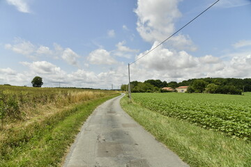 Route de campagne sous un ciel mitigé près du bourg de Champagne au Périgord Vert  © Photocolorsteph