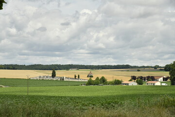 Ciel gris contrastant avec le vert et le jaune des champs près du bourg de Champagne au Périgord Vert  © Photocolorsteph
